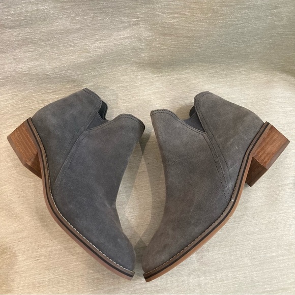 BLONDO Sz 8.5 Suede Low Heel Chelsea Pull On Ankle Boots Booties - Picture 6 of 11